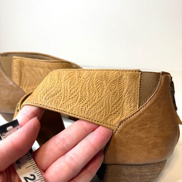 Miz Mooz Candace Tan Studded Sandal Size 38 Wide - Picture 11 of 14